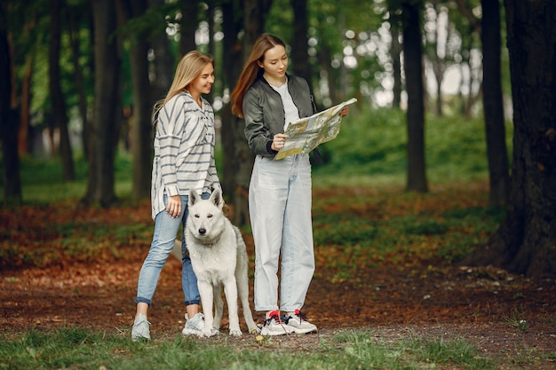 Filles élégantes et élégantes dans une forêt