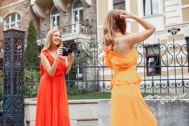 Photo gratuite filles élégantes et élégantes dans un parc d'été