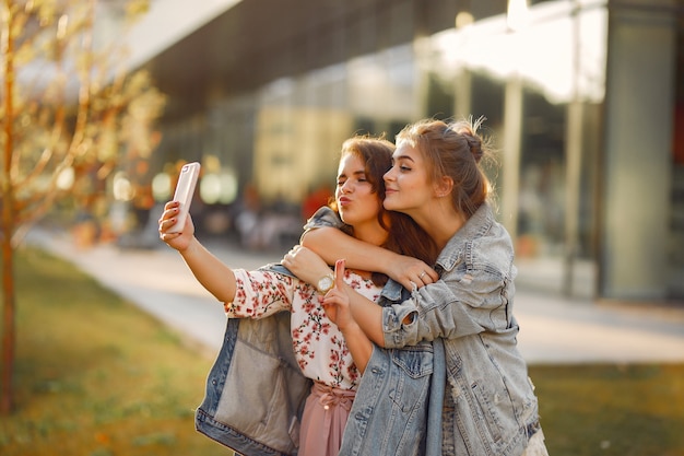 Filles élégantes et élégantes dans un parc d'été