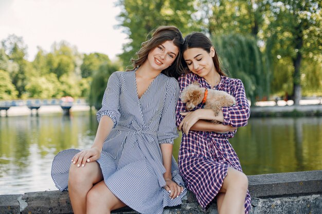 Filles élégantes et élégantes dans un parc de printemps