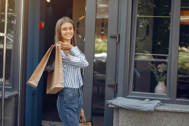 Filles élégantes et élégantes dans la rue avec des sacs à provisions