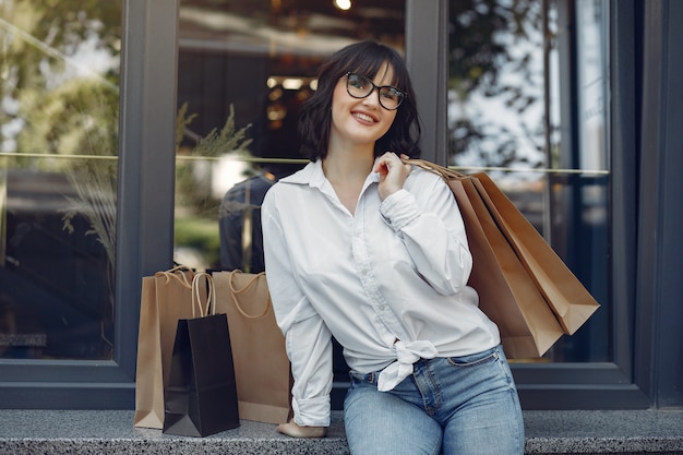 Filles élégantes et élégantes dans la rue avec des sacs à provisions