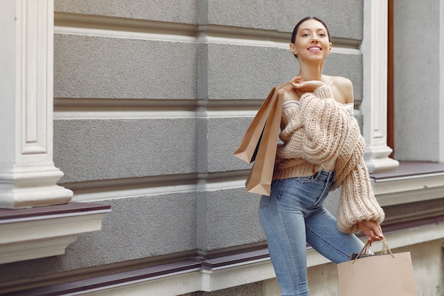 Filles élégantes et élégantes dans la rue avec des sacs à provisions