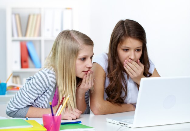 filles étourdis en classe