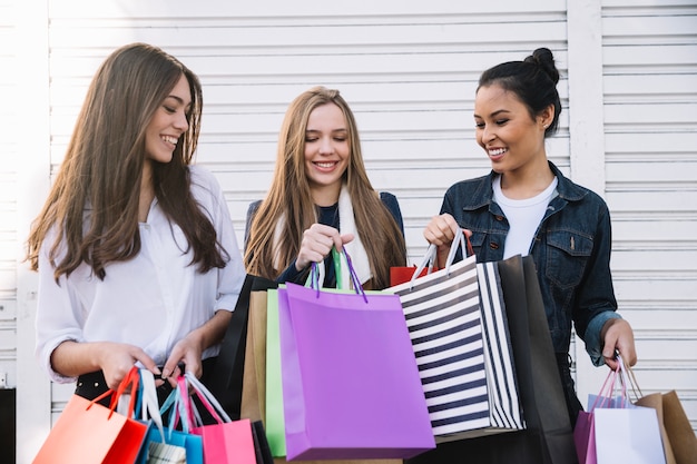 Filles excitées avec des achats