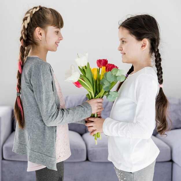 Filles avec des fleurs