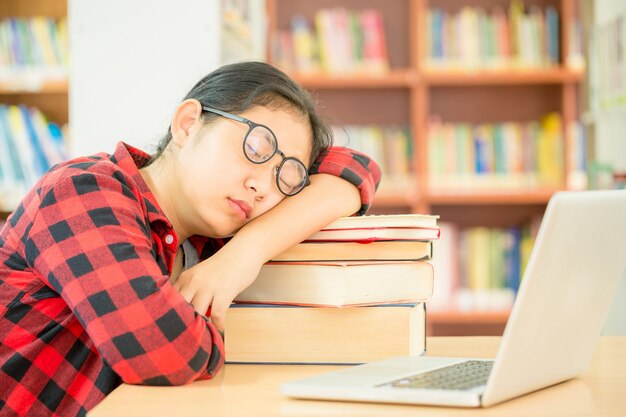 Les filles font la sieste en lisant des livres