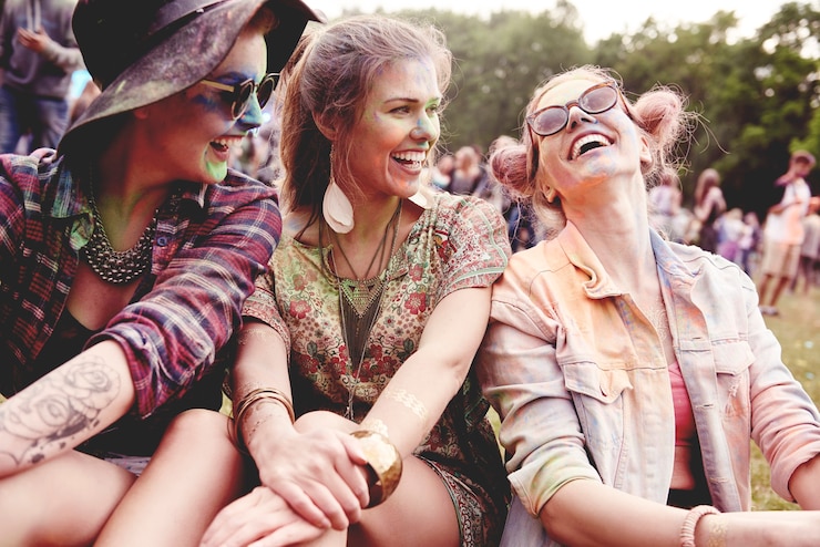 Photo gratuit filles heureuses au festival d'été