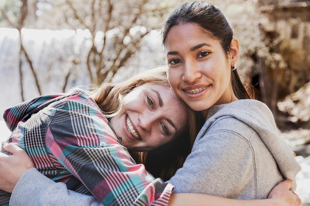 Des filles heureuses se serrant les unes les autres