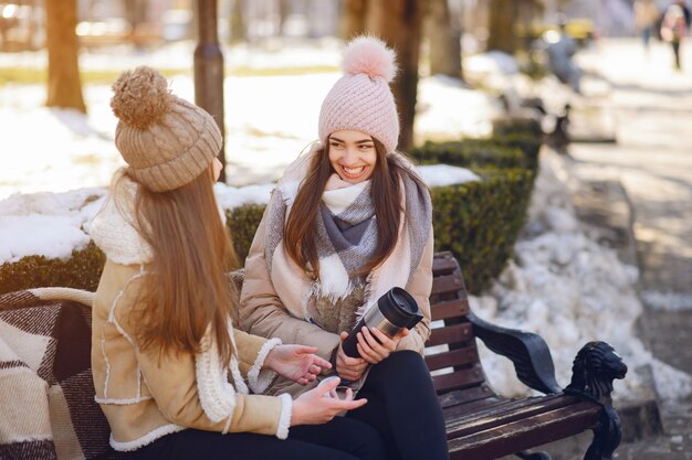 Filles heureux dans une ville d&#39;hiver