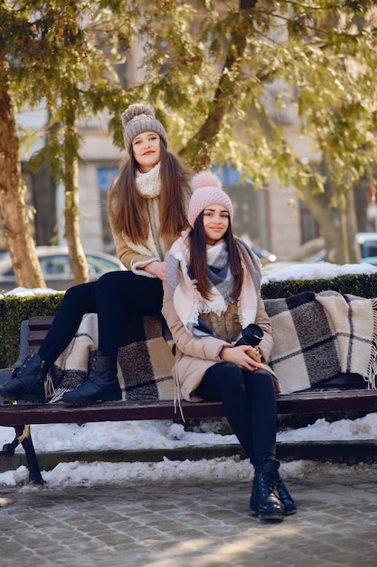 Filles heureux dans une ville d&#39;hiver