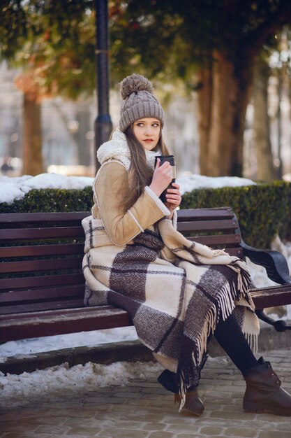 Filles heureux dans une ville d&#39;hiver