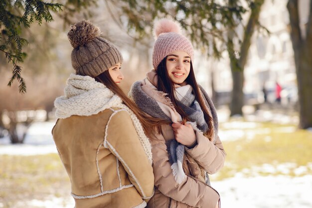 Filles heureux dans une ville d&#39;hiver