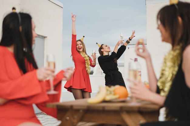 Filles heureux faire la fête sur le toit