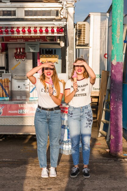 Filles heureux s&#39;amuser dans le parc d&#39;attractions