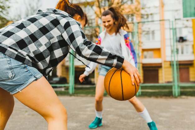 Filles jouant au basketball