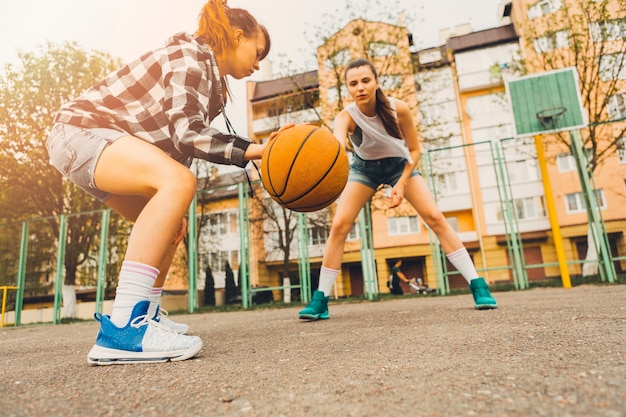 Filles jouant au basketball