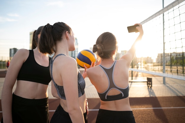 Photo gratuite filles jouant au volleyball et prenant le selfie