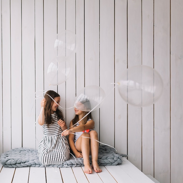 Filles jouant avec des ballons sur la couverture