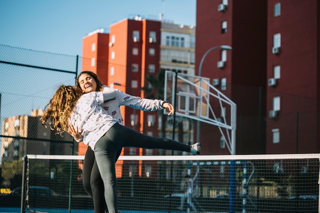 Filles jouant ensemble sur le toit