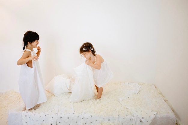 Filles jouant sur le matelas