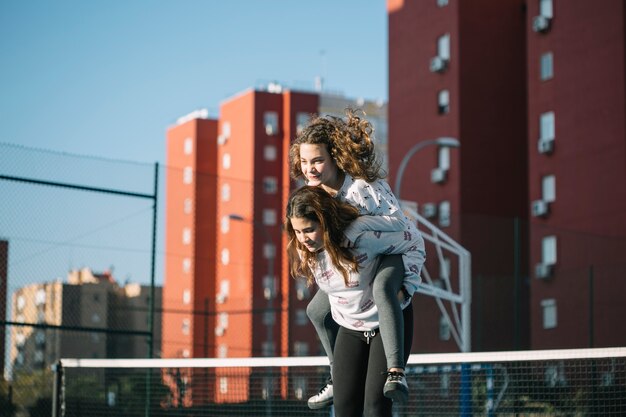 Filles jouant sur le toit