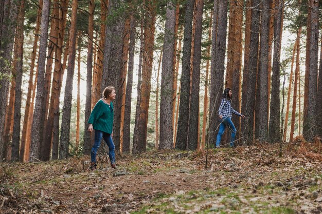 Les filles jouent avec les arbres dans la forêt