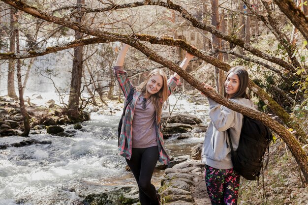 Les filles jouent avec des branches dans la forêt