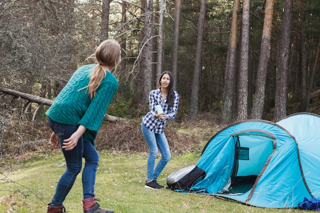 Photo gratuite les filles jouent à côté de la tente