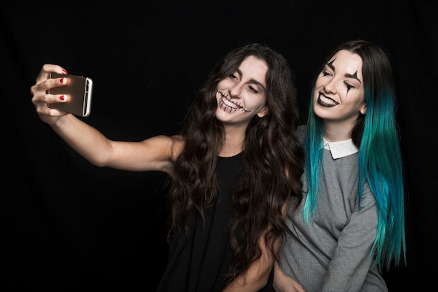 Photo gratuite filles joyeuses prenant selfie