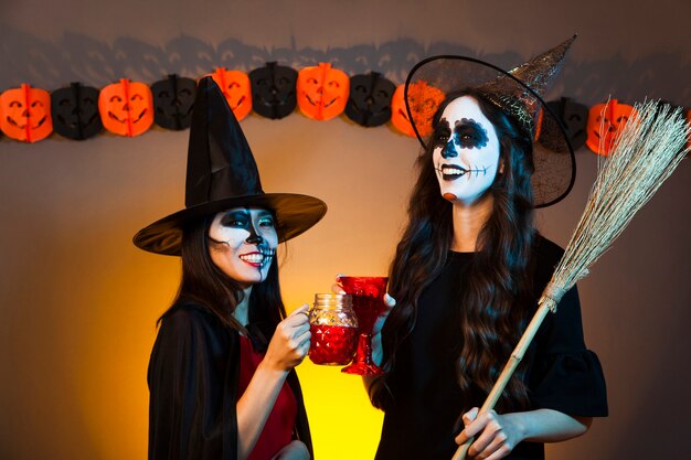 Filles lors d&#39;une fête d&#39;Halloween