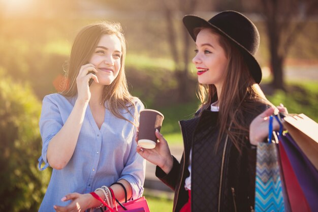 filles marchant avec shopping dans les rues de la ville