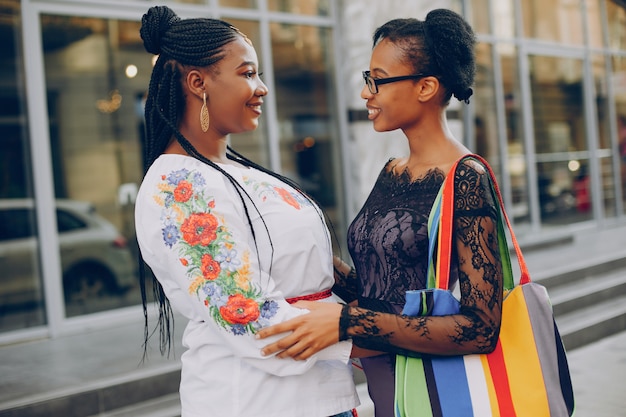 Des filles marchent dans les rues de la ville