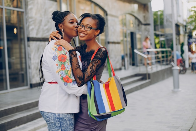 Photo gratuite des filles marchent dans les rues de la ville