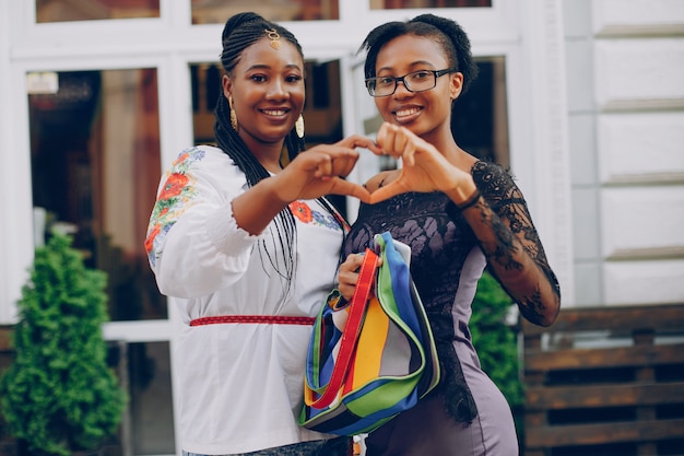 Photo gratuite des filles marchent dans les rues de la ville