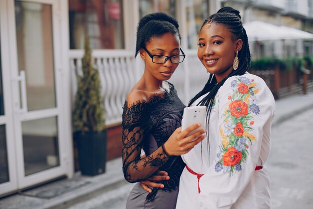 Des filles marchent dans les rues de la ville