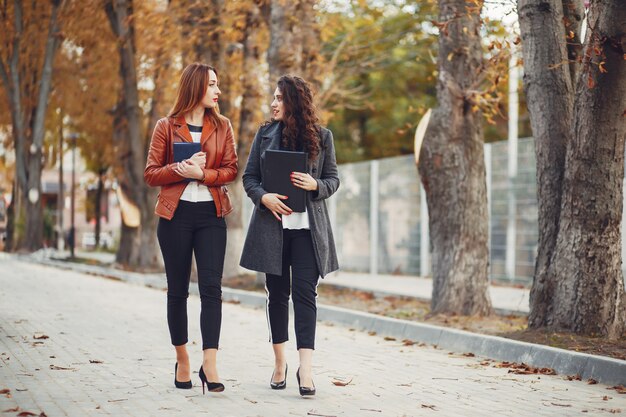 Les filles marchent dans les rues de la ville