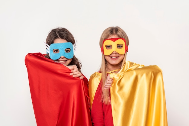 Filles avec masque et costume de héros