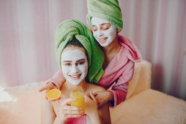 Filles avec masque