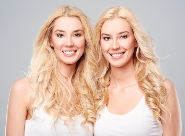 Filles naturelles et leurs cheveux blonds