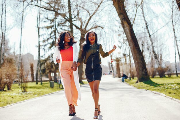 filles noires à la mode dans un parc
