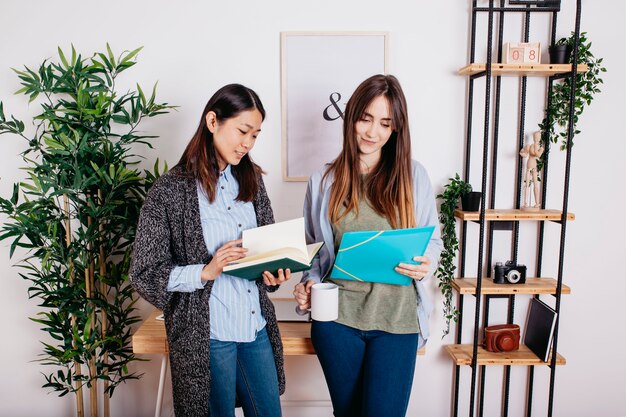 Filles occasionnelles avec papiers et livre