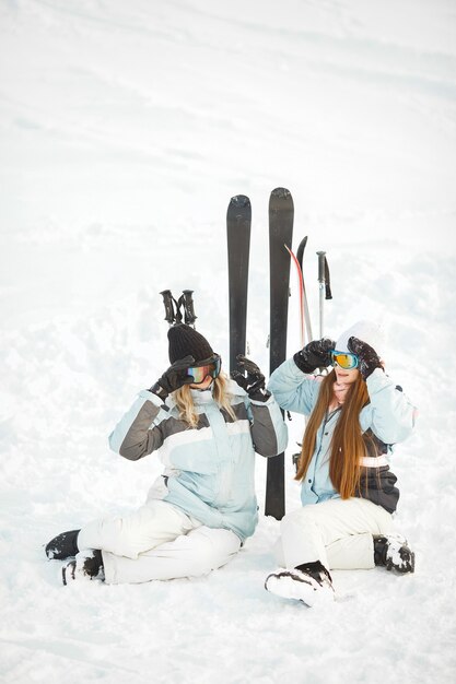 Les filles ont quitté le ski dans la neige. S'amuser à être photographié. Passez du temps dans les montagnes.