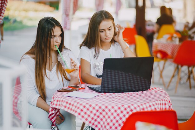 les filles avec un ordinateur portable