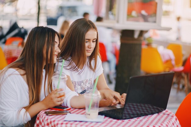 les filles avec un ordinateur portable