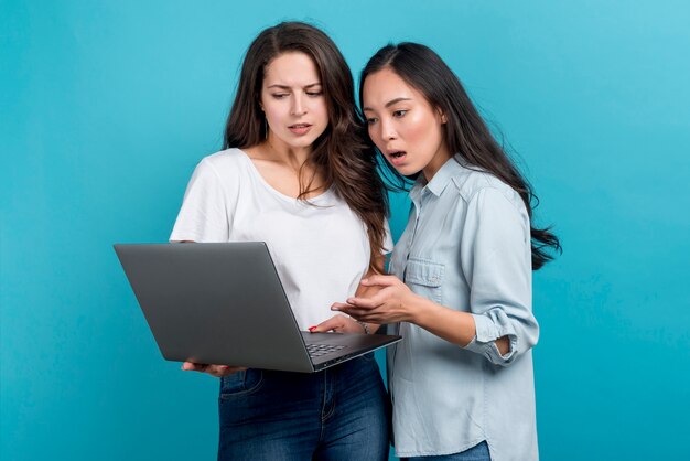 Filles avec un ordinateur portable