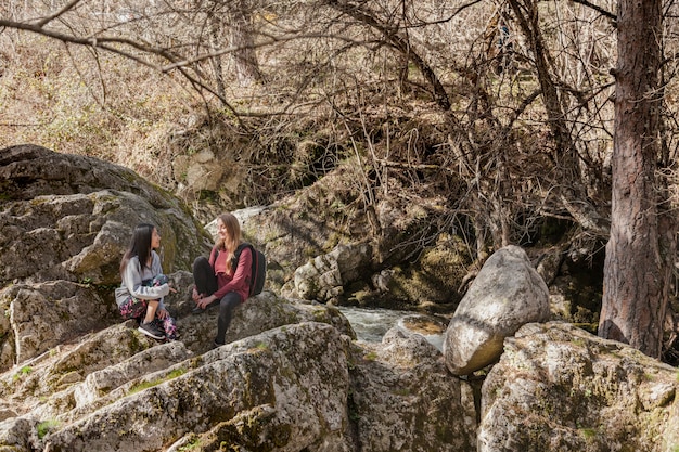 Les filles parlent par une rivière