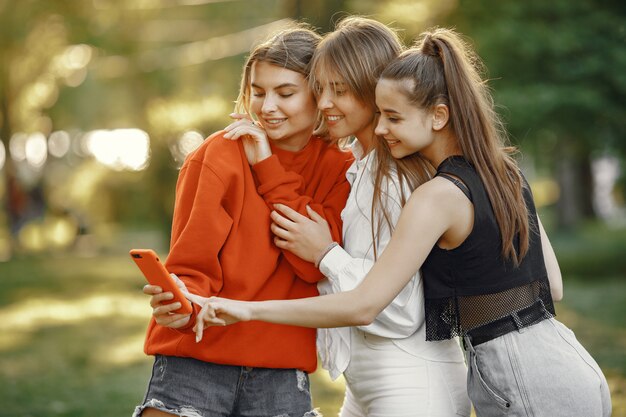 Les filles passent du temps dans un parc d'été