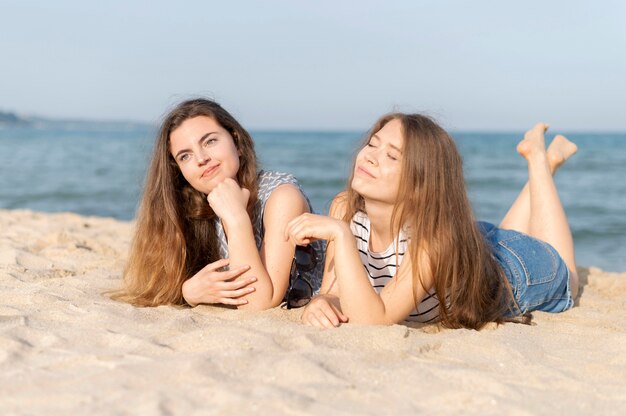 Les filles passent du temps ensemble à la plage