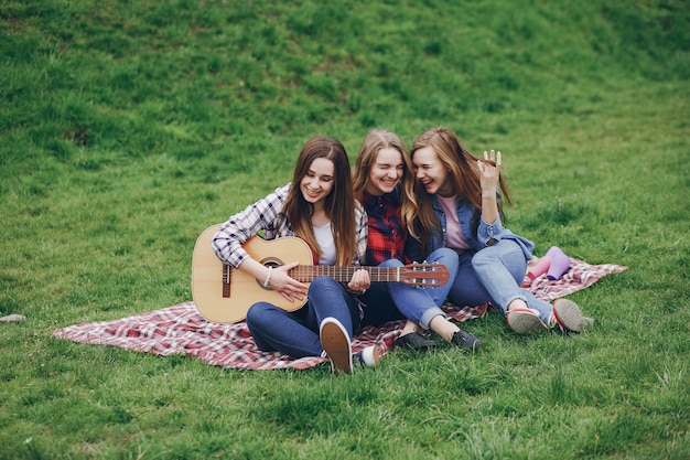 Filles en pique-nique